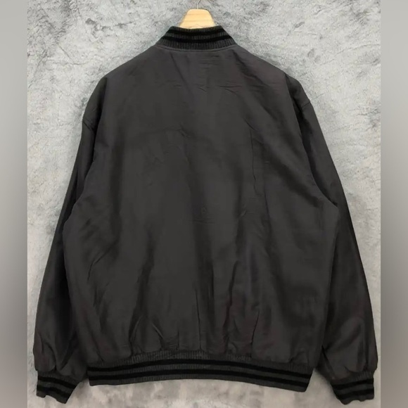 JH DISTRIBUTION TWO TONE CHICAGO BULLS
REVERSIBLE MEN'S VARSITY SIZE XL - Picture 5 of 5